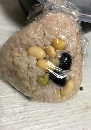豆混ぜおにぎり-レシピのメイン写真