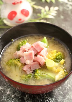 簡単！ブロッコリーとベーコンのお味噌汁-レシピのメイン写真