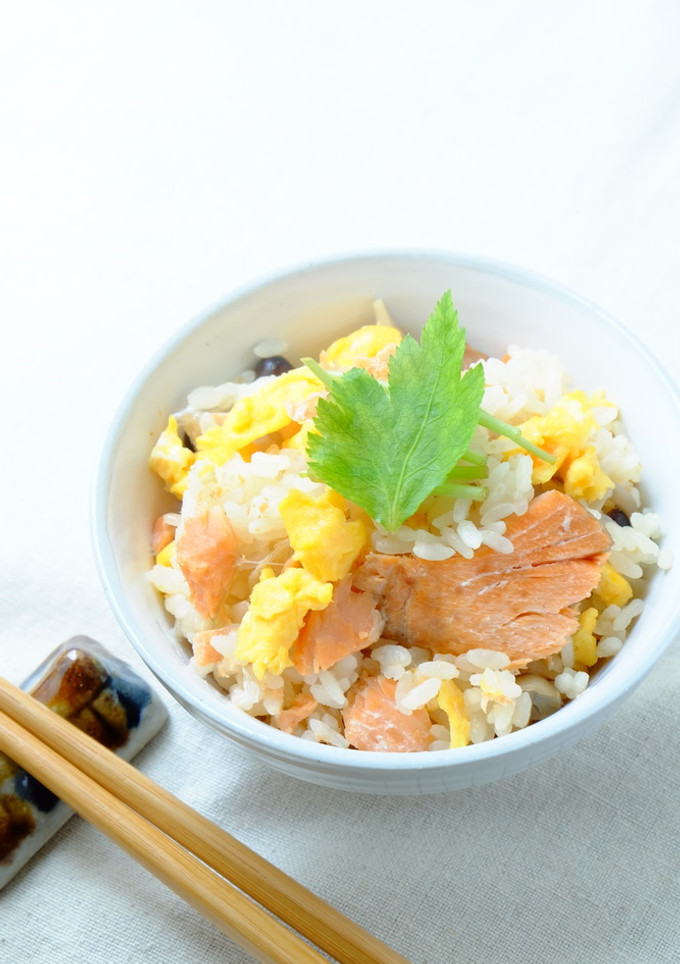〈くらし薬膳〉鮭と卵の炊き込みご飯-レシピのメイン写真