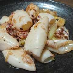 รูปของ 小いかとネギの炒め物