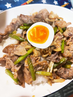 ニンニクの芽と豚肉でガツンとスタミナ丼-レシピのメイン写真