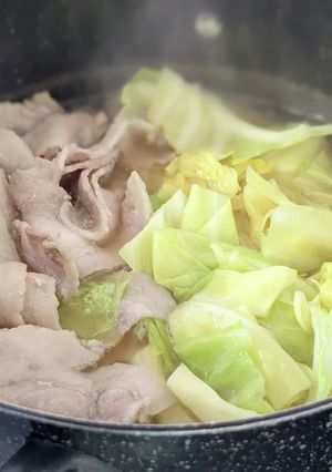 簡単節約鍋☆具は２つだけの☆豚キャベツ鍋-レシピのメイン写真