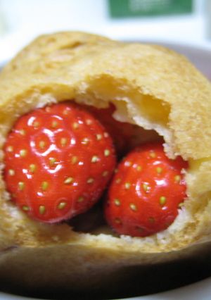 いちごとシュークリームの正しい食べ方♪-レシピのメイン写真