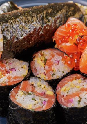 ラップでかんたん　サーモンたっぷり恵方巻-レシピのメイン写真
