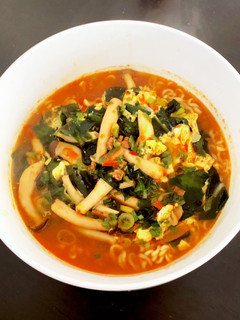 辛ラーメンでキノコとワカメの酸辣湯麺-レシピのメイン写真