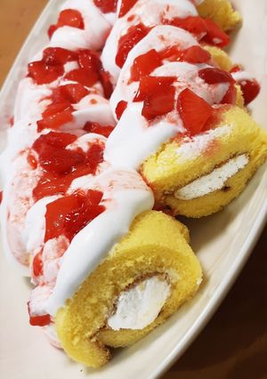 ロールケーキ(苺ソース)-レシピのメイン写真