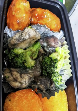 弁当に地鶏と、冷凍ブロッコリーのマヨ和え-レシピのメイン写真