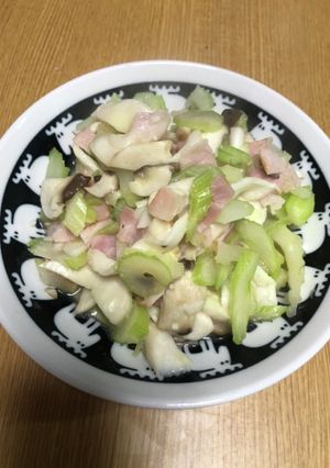 セロリ、きのこのベーコン塩ニンニク炒め-レシピのメイン写真
