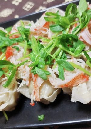 楽陽の焼売に豆苗とかにかまのっけてみた-レシピのメイン写真