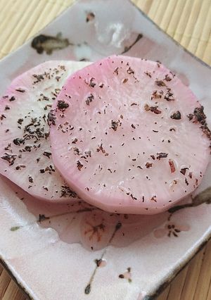 ゆかりで色づく紫蘇風味の甘酢さくら大根風-レシピのメイン写真