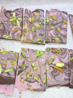 バレンタイン簡単苺チョコにピスタチオのせ-レシピのメイン写真