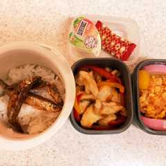 รูปของ 海老チリソース蒲鉾も添えて高校生男子弁当