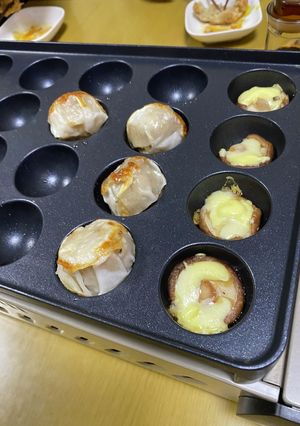 タコ焼プレートであつあつ焼売とチーズ椎茸-レシピのメイン写真