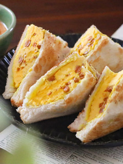 レンジで簡単!厚焼き納豆オムレツサンド-レシピのメイン写真