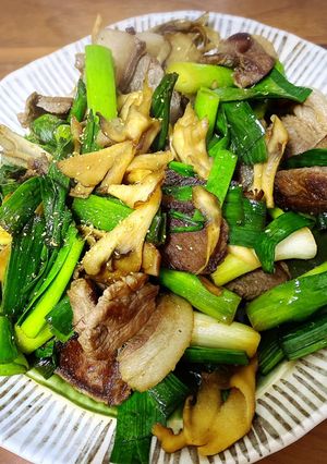 ジビエ　猪肉とニンニク葉と舞茸の山椒炒め-レシピのメイン写真