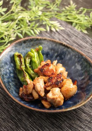 簡単！鶏ももとししとうの蒸し焼き-レシピのメイン写真