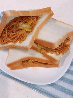 濃厚焼きそばと食パンで、焼きそばパン-レシピのメイン写真