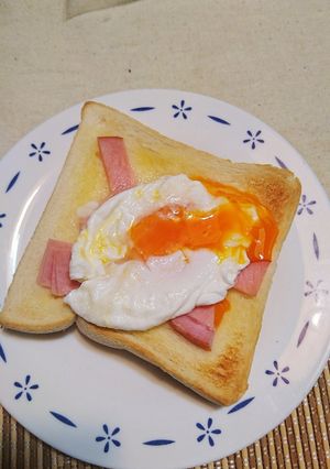 ポーチドエッグ食パンにのせただけ〜-レシピのメイン写真