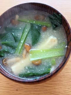 一人暮らしʕ·ᴥ·ʔ小松菜なめこ味噌汁-レシピのメイン写真