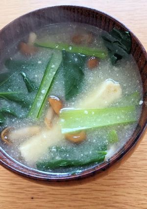 一人暮らしʕ·ᴥ·ʔ小松菜なめこ味噌汁-レシピのメイン写真