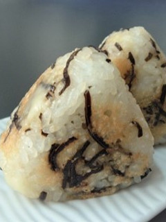 塩ふき昆布とチーズの焼きおにぎり-レシピのメイン写真