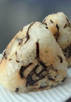 塩ふき昆布とチーズの焼きおにぎり-レシピのメイン写真