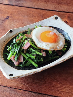 おうち居酒屋★春菊とベーコンと目玉焼き-レシピのメイン写真