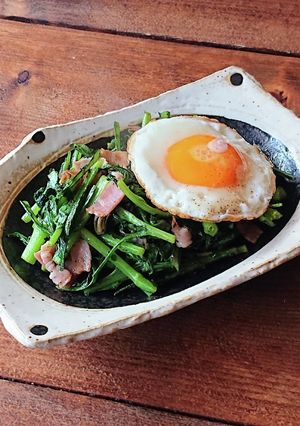 おうち居酒屋★春菊とベーコンと目玉焼き-レシピのメイン写真