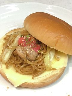簡単☆5分で完成♬焼きそばチーズバーガー-レシピのメイン写真