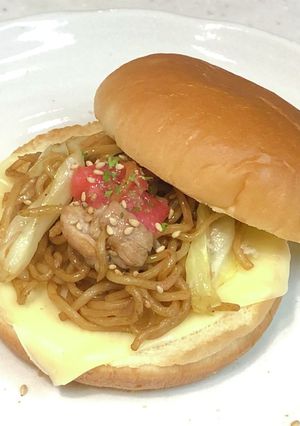 簡単☆５分で完成♬焼きそばチーズバーガー-レシピのメイン写真
