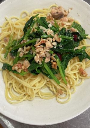 鮭缶、オレガノ、ほうれん草、ペペロンチー-レシピのメイン写真