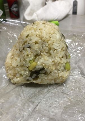 塩昆布と枝豆の炊き込みご飯おにぎり-レシピのメイン写真
