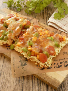 ウィンナーとコーンのラーメンピザ-レシピのメイン写真