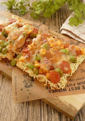 ウィンナーとコーンのラーメンピザ-レシピのメイン写真