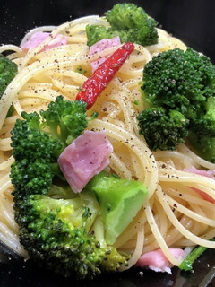 生ハムとブロッコリーの【ペペロンチーノ】-レシピのメイン写真