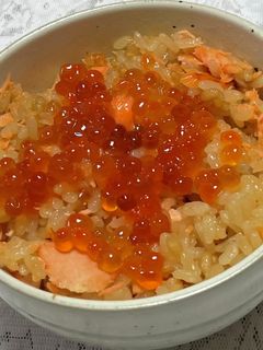 鮭の炊き込みご飯・味付けいくらのっけ-レシピのメイン写真