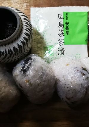 お茶漬けおにぎり！+梅干し+白ごま-レシピのメイン写真