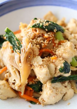 鶏そぼろ入り♫舞茸と小松菜の炒り豆腐-レシピのメイン写真