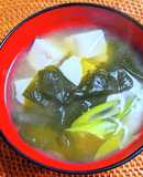 豆富・塩蔵わかめ・じゃがいもの味噌汁