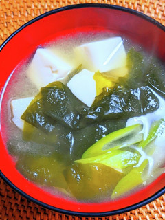 豆富・塩蔵わかめ・じゃがいもの味噌汁-レシピのメイン写真