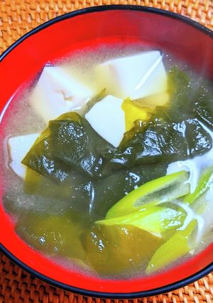 豆富・塩蔵わかめ・じゃがいもの味噌汁-レシピのメイン写真