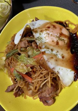 野菜炒め活用レシピ目玉焼きのせ焼きそば-レシピのメイン写真