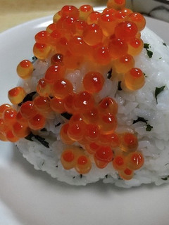 わかめご飯でいくら乗せおにぎり-レシピのメイン写真