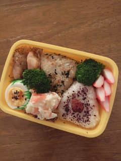 JK☆梅・おかかのおにぎり弁当♪-レシピのメイン写真