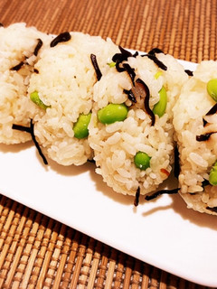 楽早!ごま油香る枝豆と塩昆布おにぎり-レシピのメイン写真