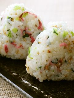 桜の塩漬けおにぎり【JAはだの】-レシピのメイン写真
