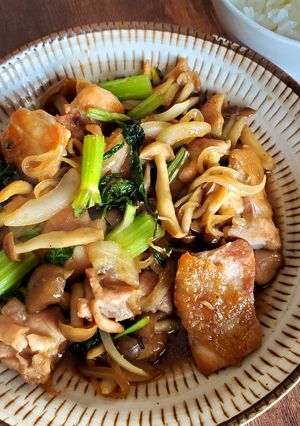 セロリの葉と鶏もも肉の鬼旨炒め-レシピのメイン写真
