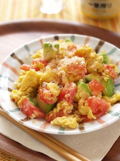 トマトとアボカドの白味噌炒り卵-レシピのメイン写真