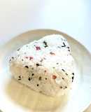 わかめとうめこ（梅干し）のおにぎり