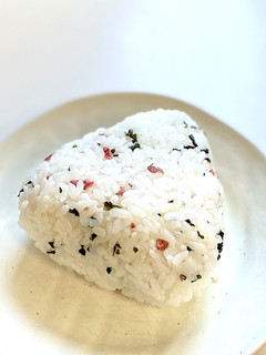 わかめとうめこ(梅干し)のおにぎり-レシピのメイン写真